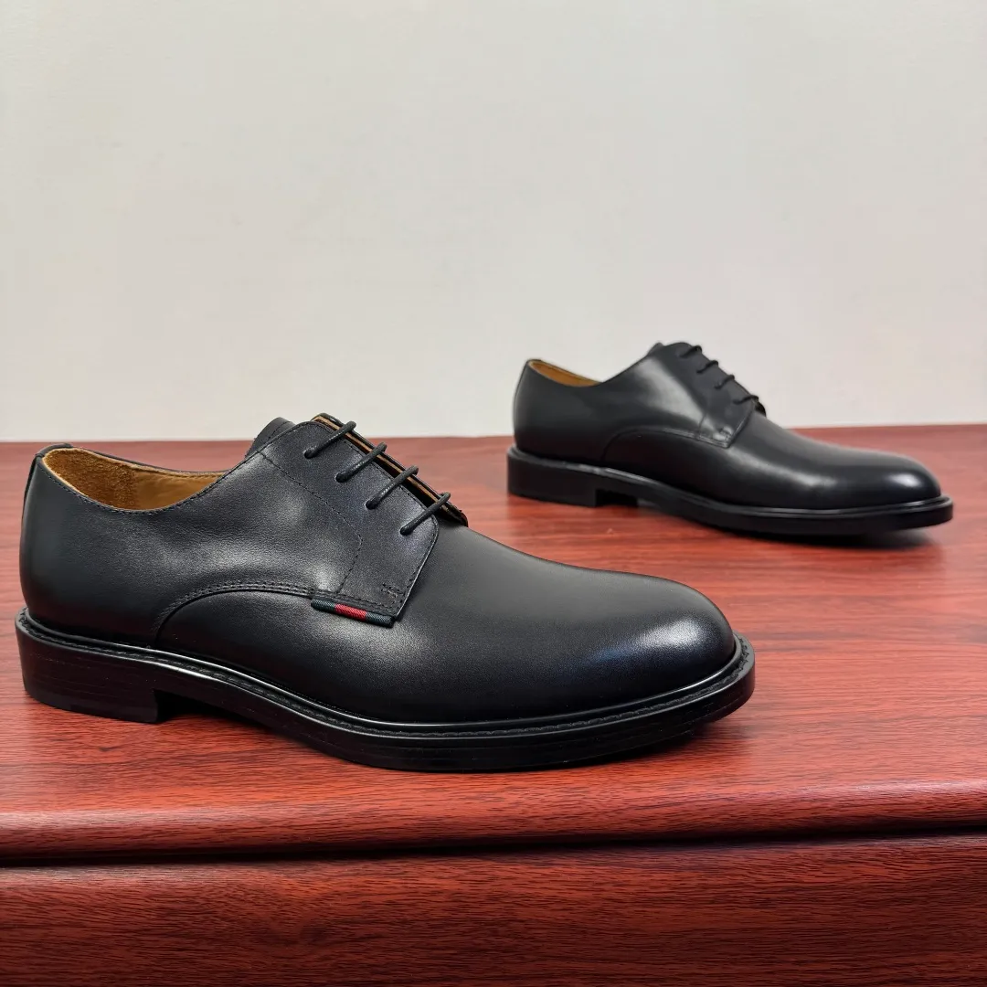 Batch 980 Gucci/Gucci new autumn men's lace-up derby shoes! Crafted from smooth, glossy cow leather, these lace-up shoes have an elegant and sophisticated silhouette that reflects the brand's classic elegance. European style last type Precisely cut upper from a whole piece of leather High-quality leather material with full texture Excellent gloss Excellent toughness, classic red and green webbing decoration Layered splicing design style, loose sneakers Native dyed calfskin lining Uniform and fine perforations, soft and comfortable Thickened leather outsole, composite rubber sole at the heel, excellent foot comfort, wear-resistant and non-slip, the first choice for light luxury, versatile for the foot, comes with a full set of packaging! Size: 39-40-41-42-43-44 leather shoe size (can be customized to 38.45.46) Item number: 812142 Cowhide
